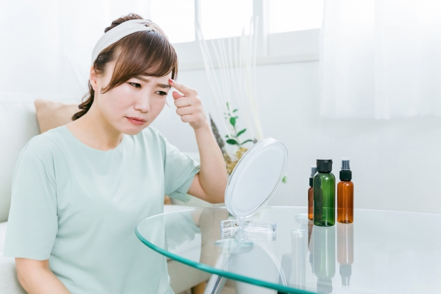 自眉が濃い人必見!眉マスカラの発色がよくなるアイテム「マスカラベース」って?